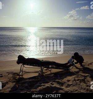 Strandleben auf Barbados, um 1985. Stockfoto