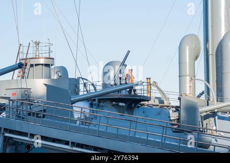 Sankt Petersburg, Russland - 16. Juni 2024: Fragment des geschützten Kreuzers Aurora, heute als Museumsschiff erhalten Stockfoto