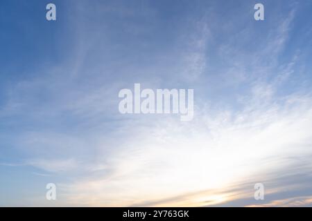 Wunderschöner Morgen- oder Abendhimmel blau und orange, während Sonnenuntergänge oder Sonnenaufgänge am Meer als natürliche Hintergrundtextur aufgenommen wurden Stockfoto