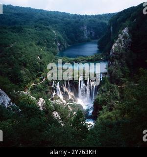 Wasserfall im Nationalpark Plitvicer gesehen in der Region Kroatien, Jugoslawien um 1981. Stockfoto