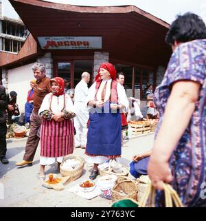 Zwei Frauen in mazedonischer Tracht auf dem Markt in Struga in der Region Mazedonien, Jugoslawien um 1981. Stockfoto