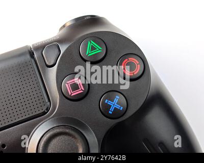 Knockoff PS4 Pads gefälschte PlayStation 4 DualShock Game-Controller Klon-Symbol-Schaltflächen mit Nahaufnahme von oben, Niemand Triangle quadratischem Kreis und x-Symbol Stockfoto