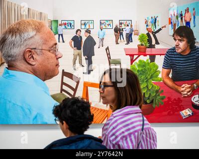 London, Großbritannien. September 2024. David Hockney, The Red Table, 2014, (£ 54.500) in der Brooke-Walden Gallery - die British Art Fair kehrt in die Saatchi Gallery zurück. Top-Händler aus London und ganz Großbritannien treffen sich, um die besten modernen britischen und zeitgenössischen Kunstwerke zu präsentieren und fachkundige Tipps zum Sammeln zu geben. Sie läuft ab dem 26-29. September 2024. Guy Bell/Alamy Live News Stockfoto