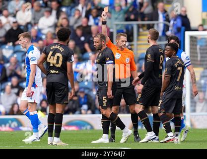 Schiedsrichter Craig Pawson zeigt Jonathan Varane der Queens Park Rangers während des Sky Bet Championship Matches in Ewood Park, Blackburn, eine rote Karte. Bilddatum: Samstag, 28. September 2024. Stockfoto
