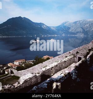 Der Blick von Perast auf die Inseln Sveti Dorde (Đorđe) (re.) Und Gospa od Skrpjela (Škrpjela) (li.) in der Bucht von Kotor an der Küste Montenegros, Jugoslawien um 1981. Stockfoto