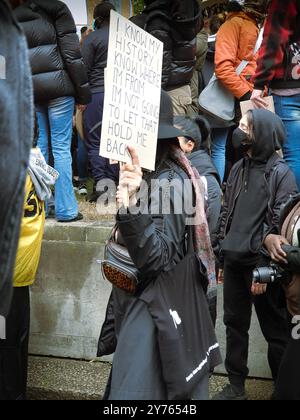 London, England, 6. Juni 2020: Black Lives Matter Protest in London, Gruppe von Menschen und jungen Frauen, die ein Schild mit einer befähigenden Botschaft halten Stockfoto