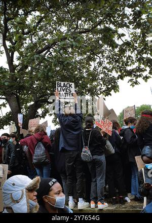London, England, 6. Juni 2020: Black Lives Matter Protest in London Gruppe von Menschen und Menschen mit Schildern, auf denen steht: Black Lives Matter Stockfoto