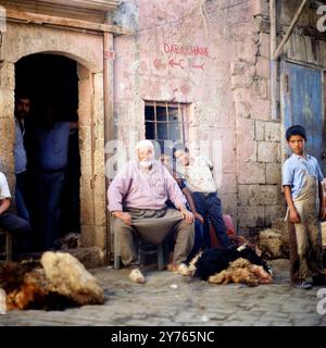 Männer und Jungen vor einer Gerberei auf einem Basar in der Stadt Sanliurfa (Şanlıurfa) in der gleichnamigen Provinz in Nordmesopotamien, Türkei um 1988. Stockfoto