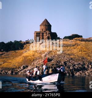 Die Kirche zum Heiligen Kreuz (Ahtamar Adası ve Kutsal Hac Katedrali) auf der Insel Akdamar im Vansee (Van Gölü) in der Provinz Van in Ostanatolien, Türkei um 1988. Stockfoto