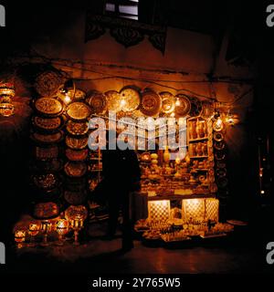 Souvenirladen mit Glaswaren im Großen Basar (Kapalı Çarşı) in Istanbul, Türkei um 1988. Stockfoto