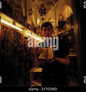 Verkäufer mit Koran (?) im Großen Basar (Kapalı Çarşı) in Istanbul, Türkei um 1988. Stockfoto