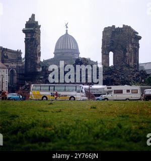 Die Ruinen der Frauenkirche vor der Kuppel der Kunstakademie Dresden 1990. Stockfoto