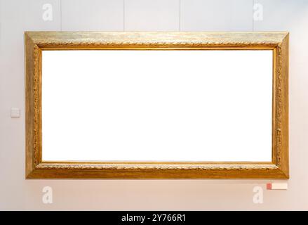 Breiter vergoldeter leerer goldener dekorativer horizontaler Bilderrahmen auf einer Museumswand Kopierraum Ausschnitt Vorlage Mockup Kunstausstellung einfacher Rahmen Go Stockfoto