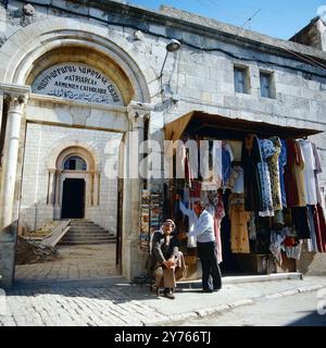 Straßenszene am Eingang der armenisch-katholischen Einrichtung in der Via Dolorosa in der Altstadt von Jerusalem, Israel um 1986. Stockfoto