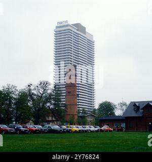 Alter Leuchtturm Travemünde vor dem Maritim-Hotel in Travemünde, Schleswig-Holstein um 1986. Stockfoto