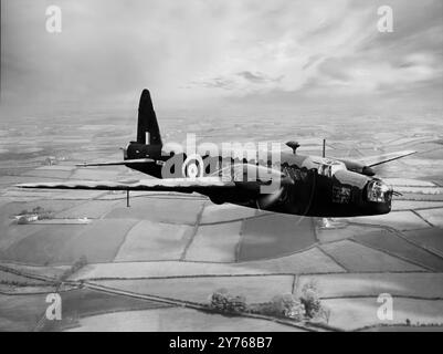 Die Vickers Wellington ist ein britischer zweimotoriger Mittelstreckenbomber. Er wurde Mitte der 1930er Jahre entworfen, ein wesentliches Merkmal ist seine geodätische Rumpfstruktur, die hauptsächlich von Barnes Wallis entworfen wurde. Die Wellington wurde in den ersten Jahren des Zweiten Weltkriegs als Nachtbomber eingesetzt und diente als einer der wichtigsten Bomber, die vom Bomber Command eingesetzt wurden. Später im Krieg wurde es durch größere viermotorige „Schwerfahrzeuge“ wie den Avro Lancaster ersetzt. Die Wellington diente während des gesamten Krieges in anderen Aufgaben, als U-Boot-Abwehrflugzeug beim RAF Coastal Command. Stockfoto