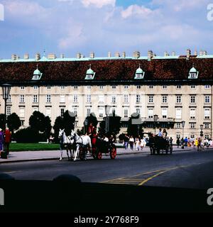 Fiaker vor der Hofburg in Wien, Österreich um 1981. Stockfoto