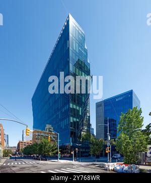 40 Tenth Avenue ist ein schwarzer Glasmonolith im Meatpacking District in New York. Die dramatische Form minimiert Schatten im angrenzenden High Line Park. Stockfoto