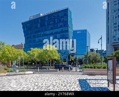 40 Tenth Avenue ist ein schwarzer Glasmonolith im Meatpacking District in New York. Die dramatische Form minimiert Schatten im angrenzenden High Line Park. Stockfoto