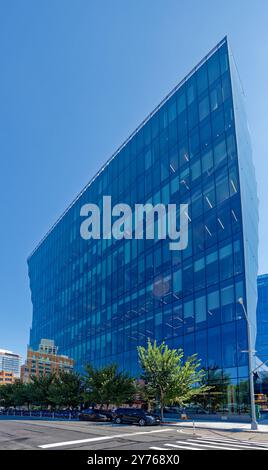 40 Tenth Avenue ist ein schwarzer Glasmonolith im Meatpacking District in New York. Die dramatische Form minimiert Schatten im angrenzenden High Line Park. Stockfoto