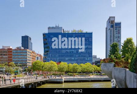 40 Tenth Avenue ist ein schwarzer Glasmonolith im Meatpacking District in New York. Die dramatische Form minimiert Schatten im angrenzenden High Line Park. Stockfoto