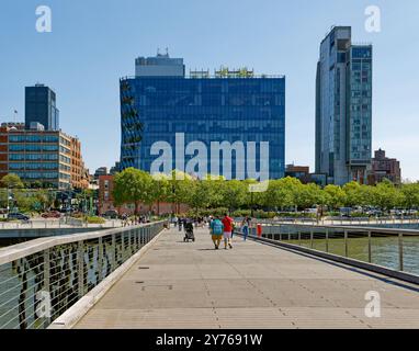 40 Tenth Avenue ist ein schwarzer Glasmonolith im Meatpacking District in New York. Die dramatische Form minimiert Schatten im angrenzenden High Line Park. Stockfoto