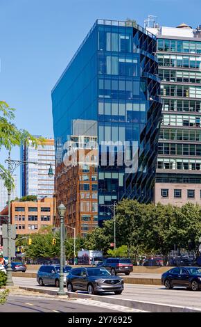 Die schwarze Glasfassade der 40 Tenth Avenue spiegelt die 85 Tenth Avenue einen Block nördlich wider. Die Form des Gebäudes minimiert Schatten im High Line Park. Stockfoto