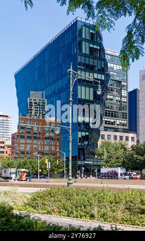 Die schwarze Glasfassade der 40 Tenth Avenue spiegelt die 85 Tenth Avenue einen Block nördlich wider. Die Form des Gebäudes minimiert Schatten im High Line Park. Stockfoto