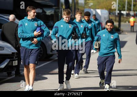 Luis Binks aus Coventry City, Josh Eccles aus Coventry City und Jay DaSilva aus Coventry City vor dem Sky Bet Championship-Spiel in der Elland Road, Leeds. Bilddatum: Samstag, 28. September 2024. Stockfoto