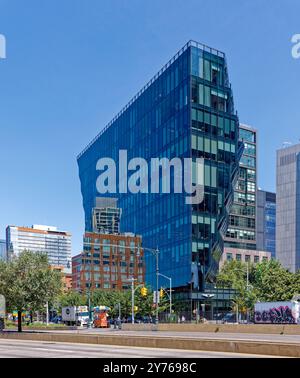 Die schwarze Glasfassade der 40 Tenth Avenue spiegelt die 85 Tenth Avenue einen Block nördlich wider. Die Form des Gebäudes minimiert Schatten im High Line Park. Stockfoto