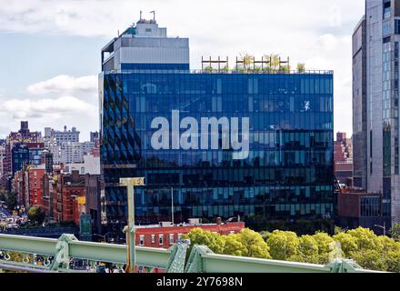 40 Tenth Avenue ist ein schwarzer Glasmonolith im Meatpacking District in New York. Die dramatische Form minimiert Schatten im angrenzenden High Line Park. Stockfoto