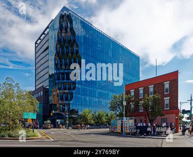 40 Tenth Avenue ist ein schwarzer Glasmonolith im Meatpacking District in New York. Die dramatische Form minimiert Schatten im angrenzenden High Line Park. Stockfoto