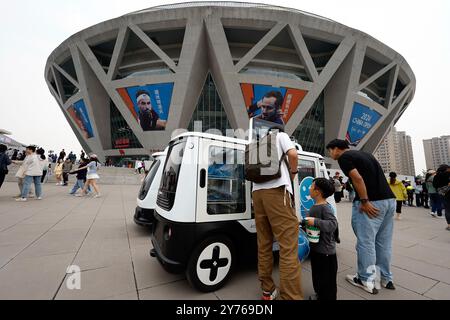 Peking, China. September 2024. Die Zuschauer nutzen den selbstfahrenden Automaten vor dem Diamantplatz während des Tennis-Turniers der China Open 2024 in Peking, Hauptstadt Chinas, am 28. September 2024. Quelle: Wang Lili/Xinhua/Alamy Live News Stockfoto