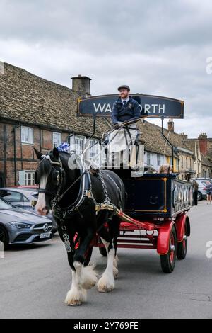 Lacock;, Großbritannien. September 2024. Traditionelle Bierlieferung. Das Red Lion Inn in Lacock hat heute einige besondere Besucher. Die Wadworth Brewery liefert Bier auf traditionelle Weise in die Pubs in der Nähe der Brauerei, mit einem Wagen oder einer Dray, der von einem prächtigen Pferd gezogen wird, aber manchmal nimmt das Team mit dem LKW einen Besuch in ihren Lieblings-Pubs in Wiltshire. Unberührtes Lacock Village ist ein beliebtes Filmset, das in den Filmen Downton Abbey und Harry Potter zu sehen war. Quelle: Mr Standfast/Alamy Live News Stockfoto