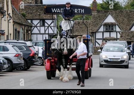 Lacock;, Großbritannien. September 2024. Traditionelle Bierlieferung. Das Red Lion Inn in Lacock hat heute einige besondere Besucher. Die Wadworth Brewery liefert Bier auf traditionelle Weise in die Pubs in der Nähe der Brauerei, mit einem Wagen oder einer Dray, der von einem prächtigen Pferd gezogen wird, aber manchmal nimmt das Team mit dem LKW einen Besuch in ihren Lieblings-Pubs in Wiltshire. Unberührtes Lacock Village ist ein beliebtes Filmset, das in den Filmen Downton Abbey und Harry Potter zu sehen war. Quelle: Mr Standfast/Alamy Live News Stockfoto