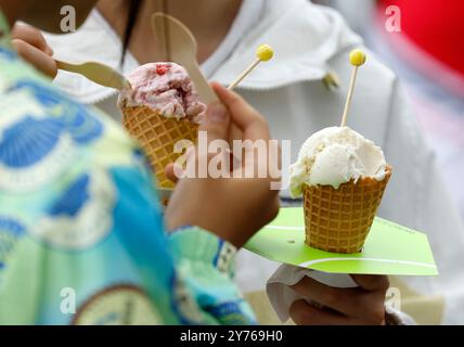 Peking, China. September 2024. Zwei Mädchen genießen das Eis vor dem Diamantplatz während des China Open Tennis Turniers 2024 in Peking, Hauptstadt Chinas, 28. September 2024. Quelle: Wang Lili/Xinhua/Alamy Live News Stockfoto