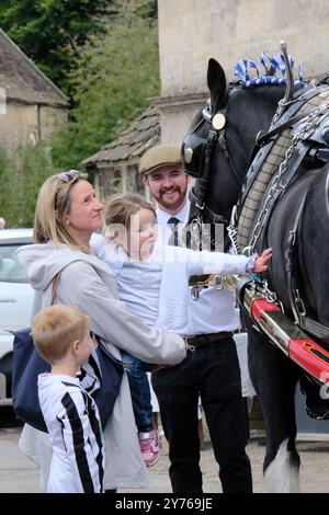 Lacock;, Großbritannien. September 2024. Traditionelle Bierlieferung. Das Red Lion Inn in Lacock hat heute einige besondere Besucher. Die Wadworth Brewery liefert Bier auf traditionelle Weise in die Pubs in der Nähe der Brauerei, mit einem Wagen oder einer Dray, der von einem prächtigen Pferd gezogen wird, aber manchmal nimmt das Team mit dem LKW einen Besuch in ihren Lieblings-Pubs in Wiltshire. Unberührtes Lacock Village ist ein beliebtes Filmset, das in den Filmen Downton Abbey und Harry Potter zu sehen war. Quelle: Mr Standfast/Alamy Live News Stockfoto