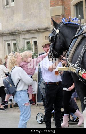 Lacock;, Großbritannien. September 2024. Traditionelle Bierlieferung. Das Red Lion Inn in Lacock hat heute einige besondere Besucher. Die Wadworth Brewery liefert Bier auf traditionelle Weise in die Pubs in der Nähe der Brauerei, mit einem Wagen oder einer Dray, der von einem prächtigen Pferd gezogen wird, aber manchmal nimmt das Team mit dem LKW einen Besuch in ihren Lieblings-Pubs in Wiltshire. Unberührtes Lacock Village ist ein beliebtes Filmset, das in den Filmen Downton Abbey und Harry Potter zu sehen war. Quelle: Mr Standfast/Alamy Live News Stockfoto