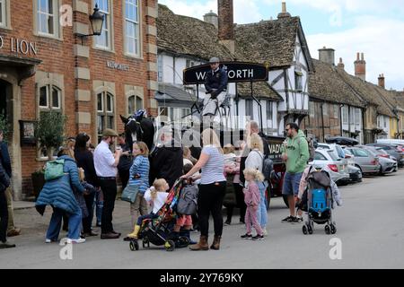 Lacock;, Großbritannien. September 2024. Traditionelle Bierlieferung. Das Red Lion Inn in Lacock hat heute einige besondere Besucher. Die Wadworth Brewery liefert Bier auf traditionelle Weise in die Pubs in der Nähe der Brauerei, mit einem Wagen oder einer Dray, der von einem prächtigen Pferd gezogen wird, aber manchmal nimmt das Team mit dem LKW einen Besuch in ihren Lieblings-Pubs in Wiltshire. Unberührtes Lacock Village ist ein beliebtes Filmset, das in den Filmen Downton Abbey und Harry Potter zu sehen war. Quelle: Mr Standfast/Alamy Live News Stockfoto