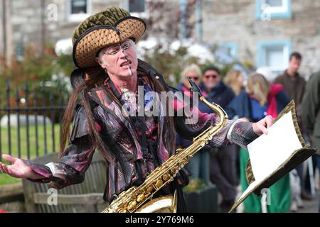 Wigtown, Dumfries and Galloway, Schottland – Samstag, den 28. September 2024 – die Kunstfirma Oceanallover spielt im Zentrum von Wigtown eine Ode an Bäume und Natur – das Wigtown Book Festival findet bis Sonntag, den 6. Oktober 2024 statt – Foto Steven May / Alamy Live News Stockfoto