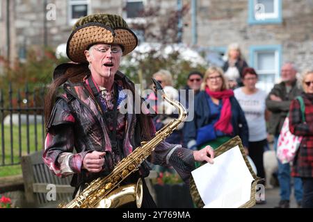 Wigtown, Dumfries and Galloway, Schottland – Samstag, den 28. September 2024 – die Kunstfirma Oceanallover spielt im Zentrum von Wigtown eine Ode an Bäume und Natur – das Wigtown Book Festival findet bis Sonntag, den 6. Oktober 2024 statt – Foto Steven May / Alamy Live News Stockfoto