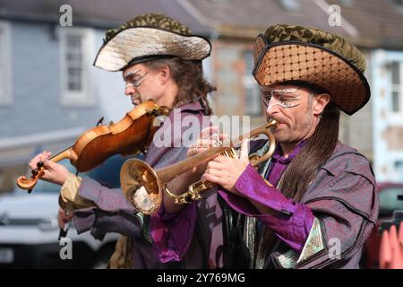 Wigtown, Dumfries and Galloway, Schottland – Samstag, den 28. September 2024 – die Kunstfirma Oceanallover spielt im Zentrum von Wigtown eine Ode an Bäume und Natur – das Wigtown Book Festival findet bis Sonntag, den 6. Oktober 2024 statt – Foto Steven May / Alamy Live News Stockfoto