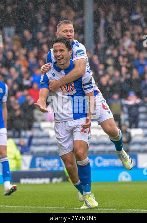 Ewood Park, Blackburn, Großbritannien. September 2024. Lewis Travis von den Blackburn Rovers feiert mit Sondre Tronstad, nachdem er in der 51. Minute für 1-0 Punkte erzielt hatte. Credit: Action Plus Sports/Alamy Live News Stockfoto