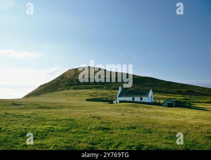 Sehen Sie sich die Heilige Kreuz C13th-14th Chapel, Mwnt, geschützt von Foel y Mwnt Headland, Cardigan, Wales, Großbritannien, auf der Zelle eines frühchristlichen heiligen erbaut Stockfoto