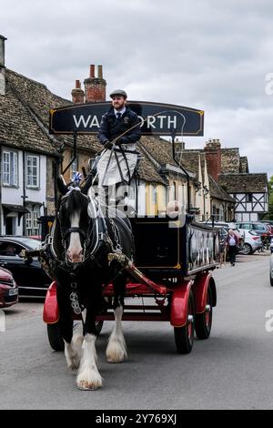 Lacock;, Großbritannien. September 2024. Traditionelle Bierlieferung. Das Red Lion Inn in Lacock hat heute einige besondere Besucher. Die Wadworth Brewery liefert Bier auf traditionelle Weise in die Pubs in der Nähe der Brauerei, mit einem Wagen oder einer Dray, der von einem prächtigen Pferd gezogen wird, aber manchmal nimmt das Team mit dem LKW einen Besuch in ihren Lieblings-Pubs in Wiltshire. Unberührtes Lacock Village ist ein beliebtes Filmset, das in den Filmen Downton Abbey und Harry Potter zu sehen war. Quelle: Mr Standfast/Alamy Live News Stockfoto