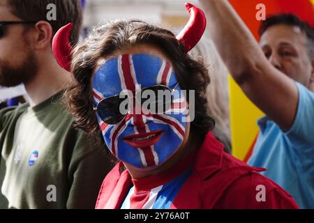 Die Menschen nehmen an einem National Rejoon Marsch im Zentrum von London Teil. Der Protest unterstützt den Wiedereintritt Großbritanniens in die Europäische Union. Bilddatum: Samstag, 28. September 2024. Stockfoto