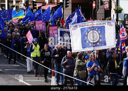 Die Menschen nehmen an einem National Rejoon Marsch im Zentrum von London Teil. Der Protest unterstützt den Wiedereintritt Großbritanniens in die Europäische Union. Bilddatum: Samstag, 28. September 2024. Stockfoto
