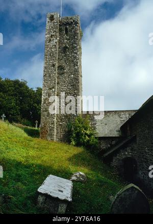 Sehen Sie den mittelalterlichen Turm an der N-Mauer des N-Querschiffs der Kirche St. James & St. Elidyr, Stackpole Elidor, Pembrokeshire, Wales, Großbritannien. Stockfoto