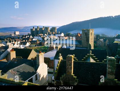 Blick auf SE vom Turm des Plas Mawr Elizabethan Stadthaus zur St Mary's Church (früher Aberconwy Abbey) & Conwy Castle, Conwy, Wales, Großbritannien. Stockfoto