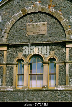 Detail des oberen Teils der Vorderfassade der Bryn Rodyn Calvinistic Methodist Chapel, Groeslon, Gwynedd, Wales, Vereinigtes Königreich, zeigt die 1867-Datumstafel. Stockfoto